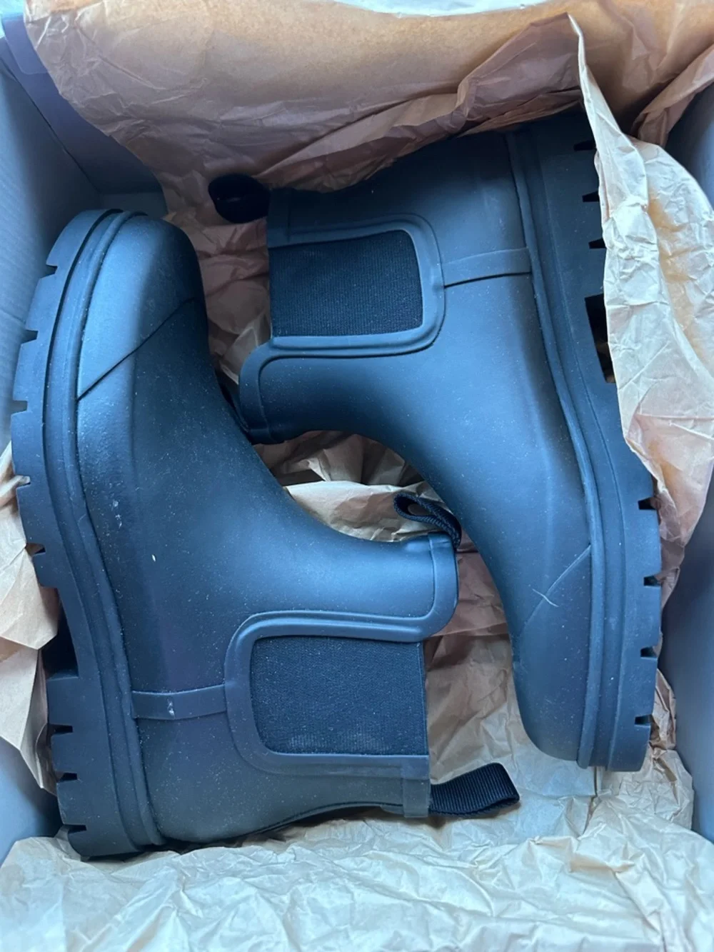 Everlane women’s Black Chelsea Rain Boots slip resistant - Picture 4 of 13